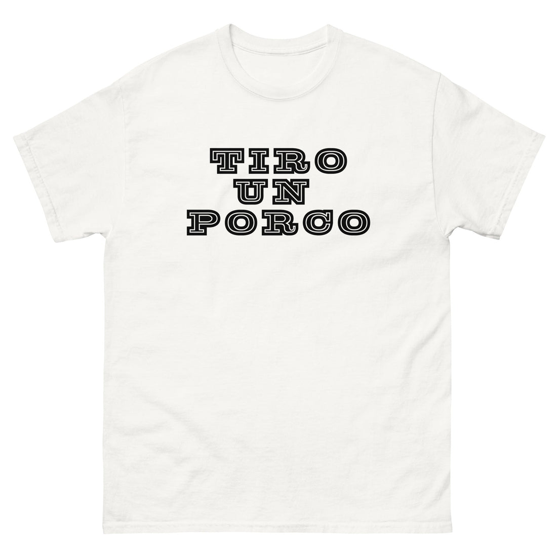 T-shirt streetwear con scritta semplicemente tiro un porco indossata in look urbano ironico e provocatorio